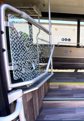 Sistema de barras y asideros para ayudar en el acceso y abandono del autobús a los pasajeros.