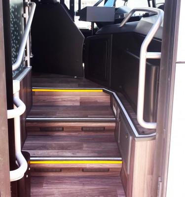 Borde de escalones señalizados en color de contraste