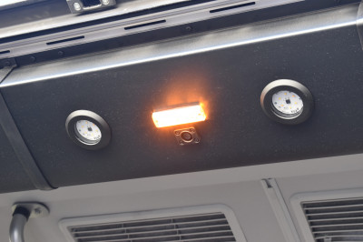 Il·luminació de cortesia en l'accés a l'autobús.