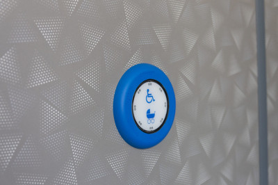 Polsadors de sol·licitud de parada adaptats al costat de les places PMRSR.