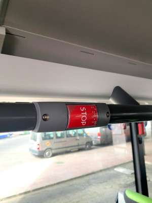 Polsadors de stop amb la seua transcripció al sistema Braile.