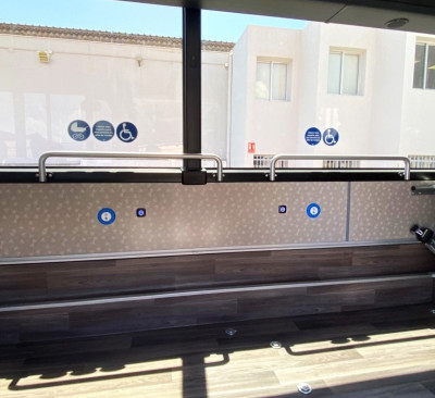 Places reservades a persones en cadira de rodes/escúter mitjançant espais lliures de seients