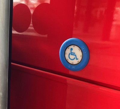 Polsador per a sol·licitar rampa elevadora