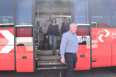 Para bajar del autobús, el pasajero deberá esperar a que el vehículo esté totalmente parado y abra la puerta correspondiente. Tendrá que bajar respetando su turno y sin empujar.