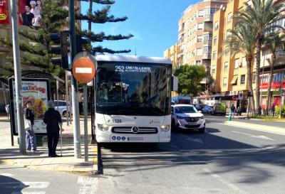 Cuando el autobús esté detenido y sus pasajeros se encuentren en el proceso de subida o bajada, rebáselo con precaución, moderando su velocidad para evitar accidentes con los viajero o niños que puedan cruzarse en su trayectoria.