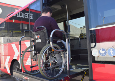 Si un pasajero delante de usted está utilizando la rampa PMR, espérese a que la persona haya salido y la rampa haya guardado para bajar del autobús.