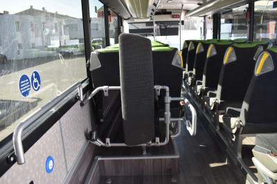 Anclajes de seguridad para pasajeros con silla de ruedas y escúteres.