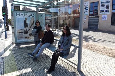 Mientras los usuarios esperan al autobús en la parada, deberán esperar en ella, guardando el turno y sin ocupar la calzada.