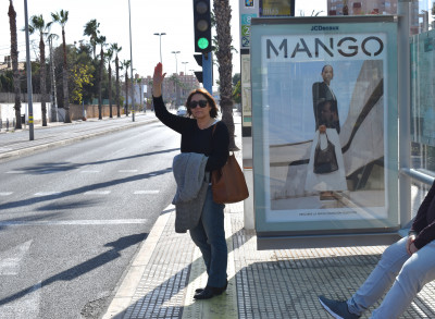 En el momento en el que llegue el autobús el usuario deberá levantar la mano, con suficiente antelación para que el conductor pueda frenar con seguridad.
