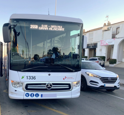 Si va circulando, facilite la incorporación del autobús a la vía cediéndole el paso al salir de la parada y evite circular alrededor de sus puntos ciegos para evitar posibles accidentes.