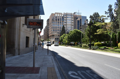 Circule pel centre de la vorera i evite anar pegat a la calçada, perquè el conductor no es veja obligat a realitzar maniobres perilloses.do a la calzada, para que el conductor no se vea obligado a realizar maniobras peligrosas.