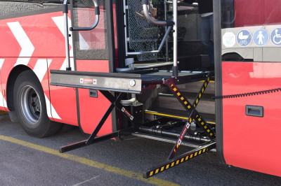 Plataforma elevadora para facilitar el acceso al bus de personas en silla de ruedas o escúter.
