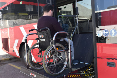 Plataforma elevadora per a facilitar l'accés al bus de persones en cadira de rodes o scooter.