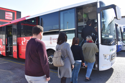 En el moment que arribe l'autobús, haurà d'esperar, sense espentar a la resta d'usuaris, al fet que el conductor òbriga la porta corresponent.
