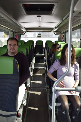 Durant el trajecte és imprescindible no distraure o molestar al conductor. Així mateix, els usuaris hauran d'ocupar els seients habilitats en el vehicle i evitar viatjar dempeus, llevat que el vehicle ho permeta.