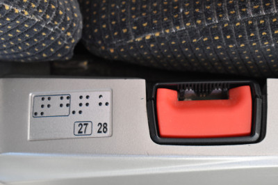 Asientos señalizados con el sistema Braille.