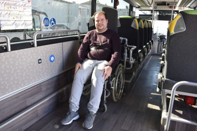 Siempre que se haga uso de la zona PMR, el usuario o acompañante, deberá comprobar que el pasajero va bien atado y con el freno puesto para evitar movimientos bruscos.