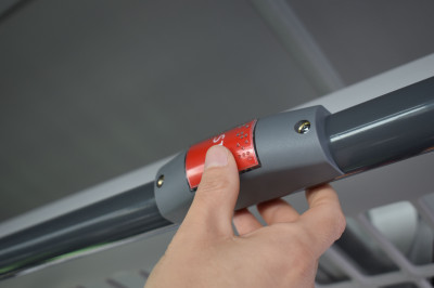 Quan un usuari vulga baixar de l'autobús, haurà de polsar el botó de parada amb la suficient antelació perquè el conductor no haja de donar cap frenada i pose en perill a la resta de passatgers.