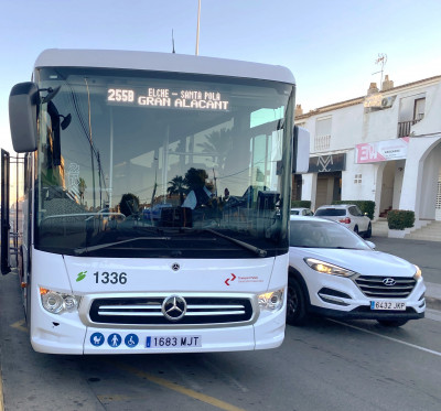 Si va circulant, facilite la incorporació de l'autobús a la via cedint-li el pas en eixir de la parada i evite circular al voltant dels seus punts cecs per a evitar possibles accidents.