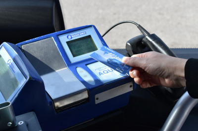 Una vegada oberta la porta, els usuaris hauran de pujar i passar el seu bo o pagar el tiquet del viatge.